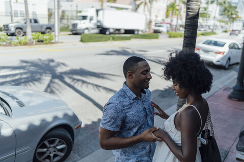 USA, Florida, Miami Beach, lächelndes, zärtliches junges Paar in der Stadt, lizenzfreies Stockfoto