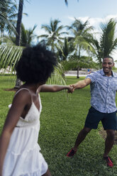 USA, Florida, Miami Beach, glückliches junges Paar tanzt in einem Park im Sommer - BOYF00887