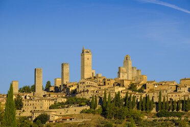 Italien, Toskana, San Gimignano, Stadtansicht mit Geschlechtertürmen im Morgenlicht - LBF02175