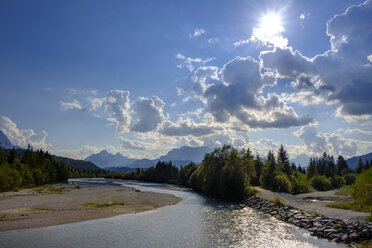 Deutschland, Bayern, Oberbayern, Werdenfelser Land, Fluss Isar bei Wallgau - LBF02177