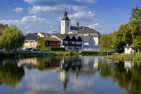 Deutschland, Niederbayern, Regen, Stadtansicht und Fluss Regen, St. Michaelis Kirche - LBF02178