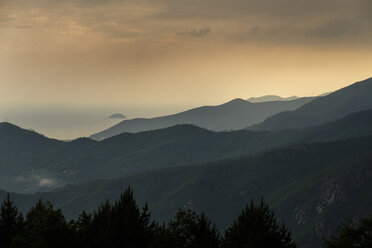 Italien, Ligurien, bei Finale Ligure, Landschaft, stürmische Atmosphäre - LBF02184