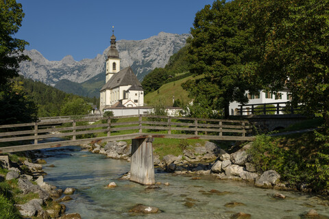 Deutschland, Bayern, Berchtesgadener Land, Pfarrkirche St. Sebastian vor der Reiteralpe, lizenzfreies Stockfoto