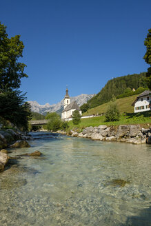 Deutschland, Bayern, Berchtesgadener Land, Pfarrkirche St. Sebastian vor der Reiteralpe - LBF02190