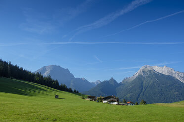 Deutschland, Bayern, Berchtesgadener Land, Berchtesgadener Alpen, Hochschwarzeck bei Ramsau, Watzmann und Hochkalter im Hintergrund - LBF02196