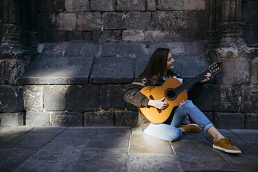 Rothaarige Frau spielt Gitarre in der Stadt - JRFF01930