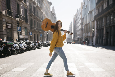 Rothaarige Frau mit Gitarre am Zebrastreifen - JRFF01938