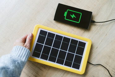 Technologie für erneuerbare Energien, Solarmodul zum Laden eines Handy-Akkus - GEMF02491
