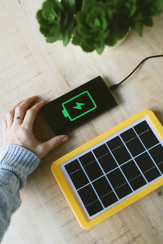 Technologie für erneuerbare Energien, Solarmodul zum Laden eines Handy-Akkus, lizenzfreies Stockfoto