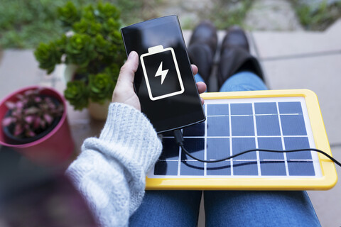 Technologie für erneuerbare Energien, Solarmodul zum Laden eines Handy-Akkus, lizenzfreies Stockfoto