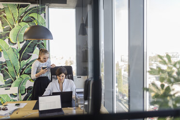 Zwei Frauen am Schreibtisch im Büro - VGF00097