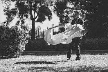 Brautpaar genießt den Hochzeitstag in einem Park - JSMF00564