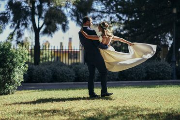 Brautpaar genießt seinen Hochzeitstag in einem Park - JSMF00565