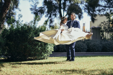 Brautpaar genießt den Hochzeitstag in einem Park - JSMF00566