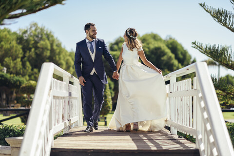 Brautpaar genießt seinen Hochzeitstag in einem Park, lizenzfreies Stockfoto