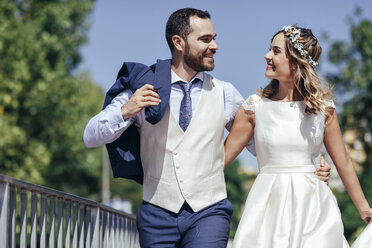 Ein glückliches Brautpaar genießt seinen Hochzeitstag in einem Park - JSMF00578