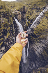 Hand mit Kompass in Norwegen - RSGF00087