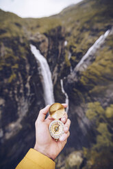 Hand mit Kompass in Norwegen - RSGF00088