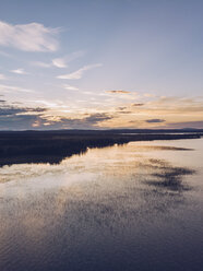 Finnland, Inari, See bei Sonnenuntergang - RSGF00117
