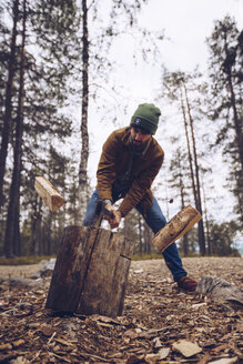 Junger Mann beim Holzhacken im Wald - RSGF00118