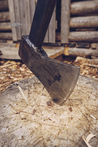 Axt auf einem Holzblock, Nahaufnahme, lizenzfreies Stockfoto