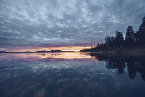 Finnland, Sodankylae, See bei Sonnenuntergang - RSGF00126