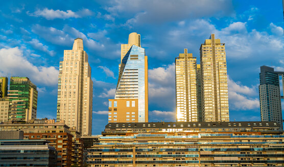 Argentinien, Buenos Aires, Blick auf moderne Architektur im Stadtteil Puerto Madero - SPCF00290