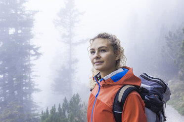 Junge Frau beim Wandern in den bayerischen Bergen - TCF05896