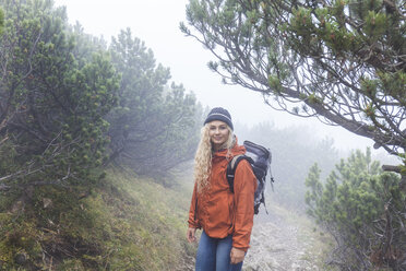 Junge Frau beim Wandern in den bayerischen Bergen - TCF05897