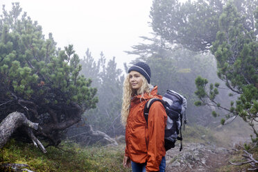 Junge Frau beim Wandern in den bayerischen Bergen - TCF05898