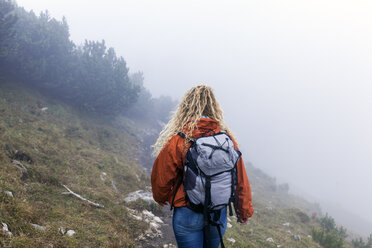 Junge Frau beim Wandern in den bayerischen Bergen - TCF05900