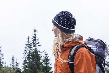 Junge Frau beim Wandern in den bayerischen Bergen - TCF05902