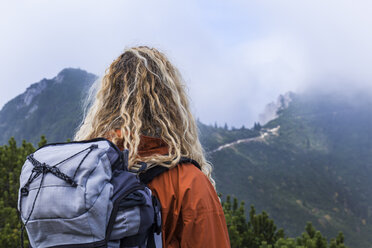 Junge Frau beim Wandern in den bayerischen Bergen, Blick auf den Walchensee - TCF05905