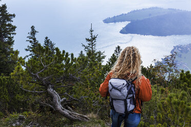 Junge Frau beim Wandern in den bayerischen Bergen, Blick auf den Walchensee - TCF05906