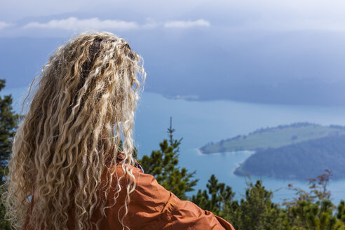 Junge Frau beim Wandern in den bayerischen Bergen, Blick auf den Walchensee - TCF05907