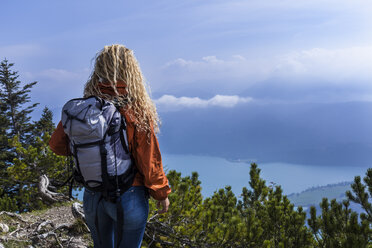 Junge Frau beim Wandern in den bayerischen Bergen, Blick auf den Walchensee - TCF05908