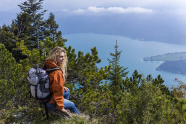 Junge Frau beim Wandern in den bayerischen Bergen, Blick auf den Walchensee - TCF05909