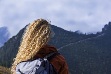 Junge Frau beim Wandern in den bayerischen Bergen - TCF05910