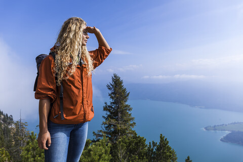 Junge Frau beim Wandern in den bayerischen Bergen, Blick auf den Walchensee, lizenzfreies Stockfoto