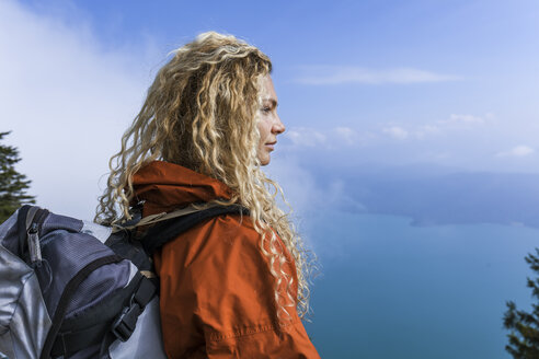 Junge Frau beim Wandern in den bayerischen Bergen, Blick auf den Walchensee - TCF05915