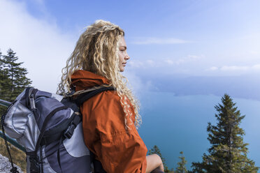 Junge Frau beim Wandern in den bayerischen Bergen, Blick auf den Walchensee - TCF05916