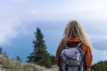 Junge Frau beim Wandern in den bayerischen Bergen, Blick auf den Walchensee - TCF05917