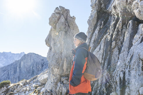 Deutschland, Garmisch-Partenkirchen, Alpspitze, Osterfelderkopf, Wanderin auf Aussichtspunkt mit Blick auf die Aussicht - TCF05924