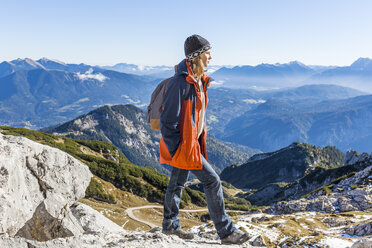 Germany, Garmisch-Partenkirchen, Alpspitze, Osterfelderkopf, female hiker - TCF05926