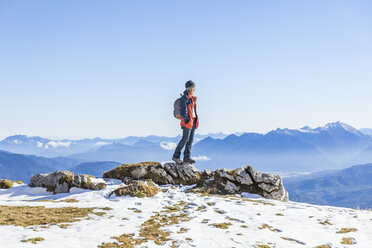 Deutschland, Garmisch-Partenkirchen, Alpspitze, Osterfelderkopf, Wanderin auf Aussichtspunkt mit Blick auf die Aussicht - TCF05928