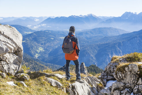 Deutschland, Garmisch-Partenkirchen, Alpspitze, Osterfelderkopf, Wanderin auf Aussichtspunkt mit Blick auf die Aussicht - TCF05934