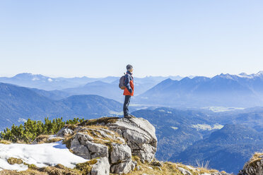 Deutschland, Garmisch-Partenkirchen, Alpspitze, Osterfelderkopf, Wanderin auf Aussichtspunkt mit Blick auf die Aussicht - TCF05935