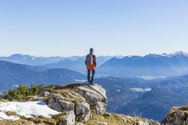 Deutschland, Garmisch-Partenkirchen, Alpspitze, Osterfelderkopf, Wanderin auf Aussichtspunkt mit Blick auf die Aussicht - TCF05936