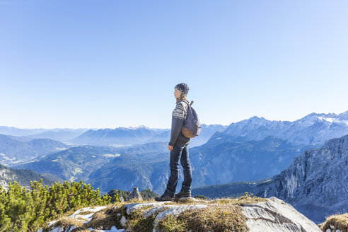 Deutschland, Garmisch-Partenkirchen, Alpspitze, Osterfelderkopf, Wanderin auf Aussichtspunkt mit Blick auf die Aussicht - TCF05941