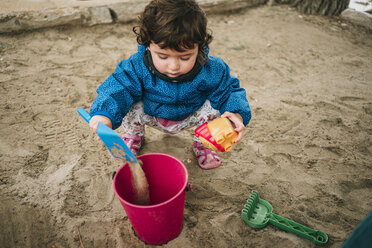 Kleines Mädchen spielt mit Sand, Schaufel und Eimer - GEMF02503